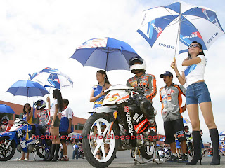umbrella girl in start - finish line with racer