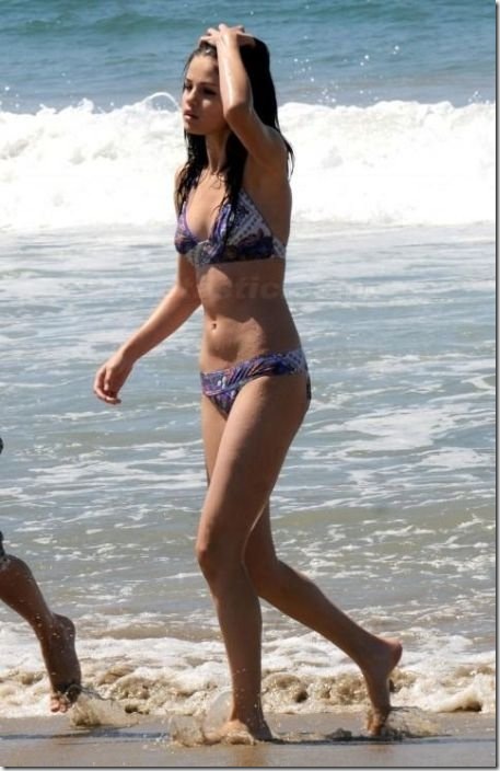 selena-gomez-bikini-e17244
