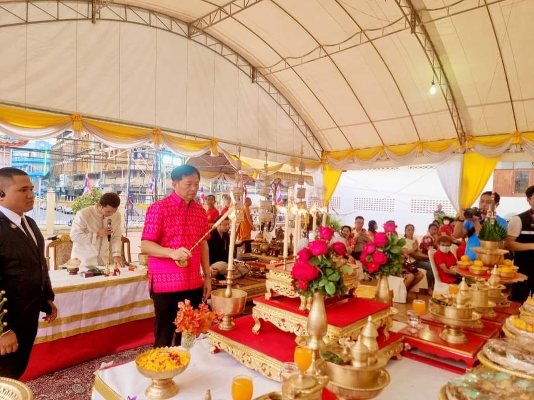 พิธีบวงสรวงสมเด็จพระเจ้าตากสินมหาราช ปิดทองพระพุทธบาทศิลาทราย ณ วัดใหญ่อินทาราม จังหวัดชลบุรี