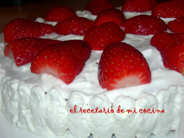 bizcocho de chocolate con fresas y nata