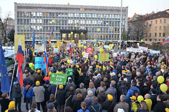 Za otroke gre!manifesta na praça pública.