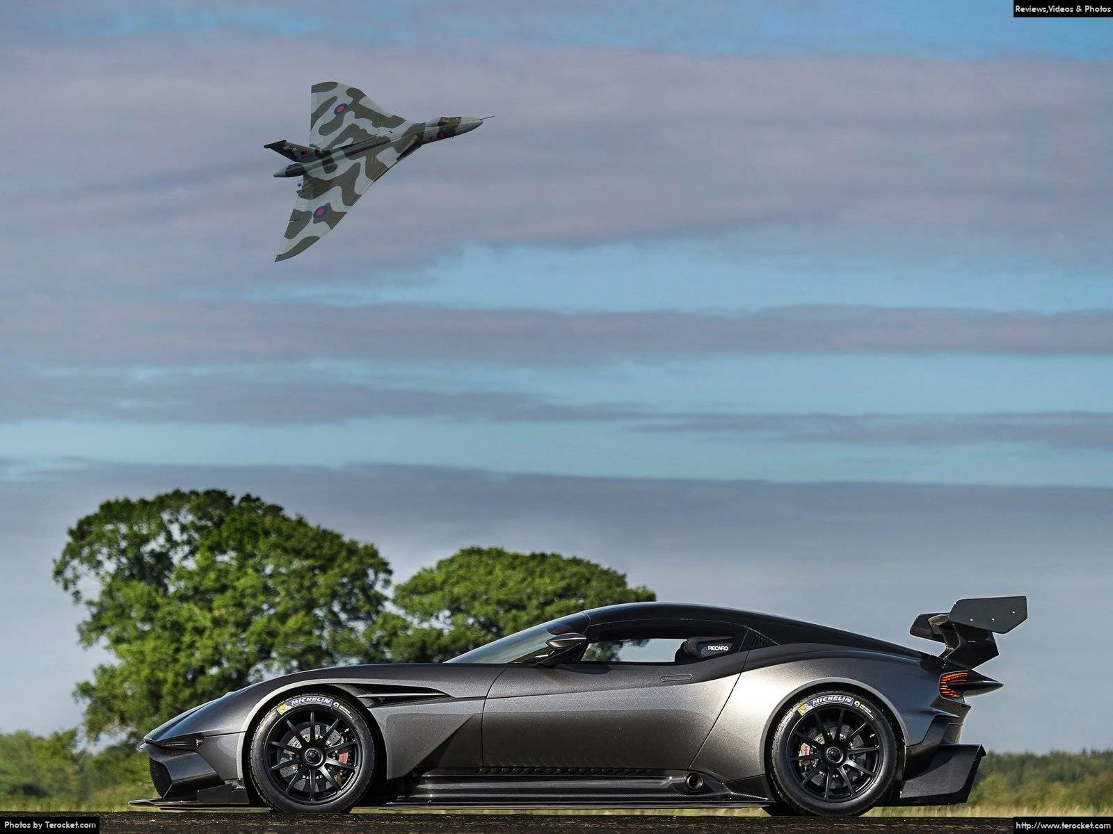 Hình ảnh xe ô tô Aston Martin Vulcan 2016 & nội ngoại thất