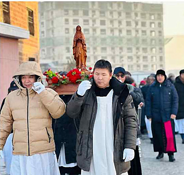 Procissão ccom a imagem miraculosa em Ulaanbaatar, capital da Mongólia