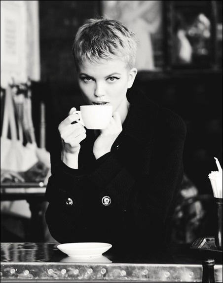 Mia Farrow tomando café