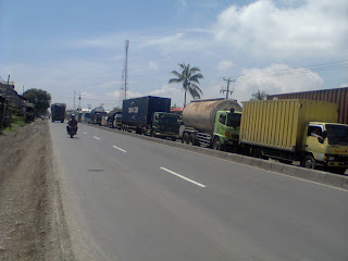 Jalan Raya Pasar Pusaka Rusak Parah Dan Antrian Kendaraan Panjang