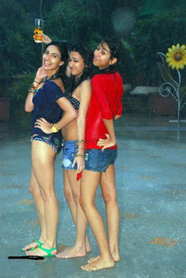 Desi Wet Girls Pictures