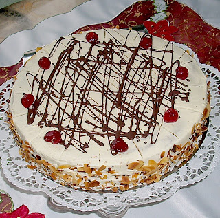 <img alt=" Gâteau choco blanc avec les fraises."