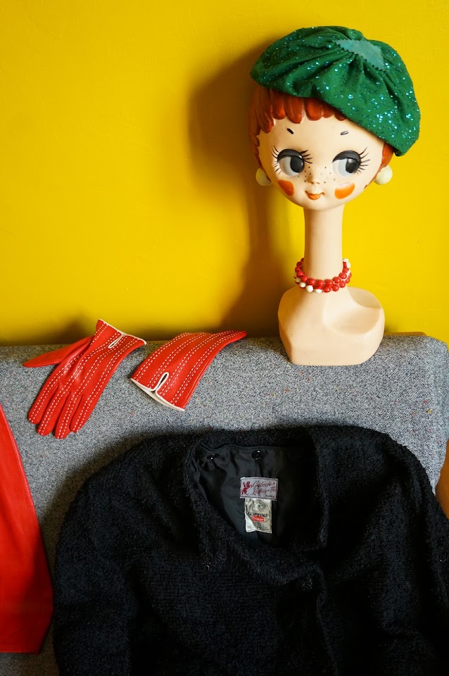 un chapeau des années 40 pour la grande , des gants ( neufs ) souvenir d'Italie , un manteau des années 50 des Galeries Lafayette   40s green hat , red leather gloves , 50s black coat