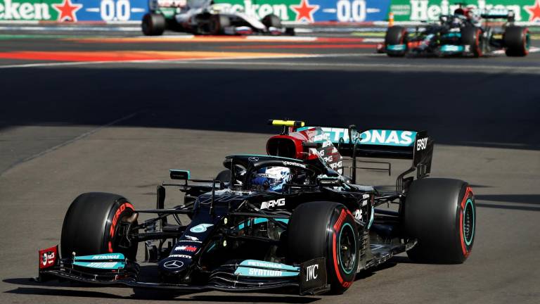 Mercedes sorprende a Red Bull y Bottas se lleva la pole en México