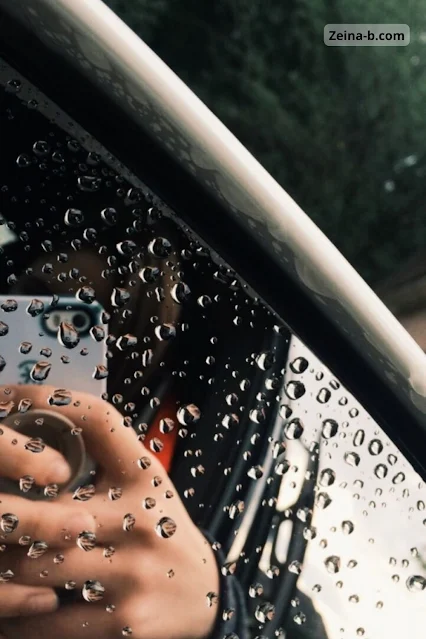 خلفيات الشتاء والأمطار على الزجاج في السيارة