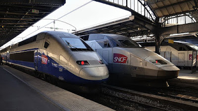 Deux TGV en gare