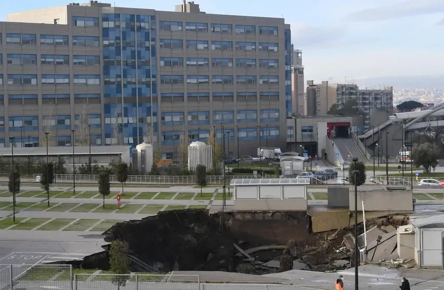 Voragine nel parcheggio dell'Ospedale del Mare