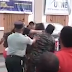 Captado en video el momento en que un hombre le da una trompada a un coronel de la policía durante una protesta