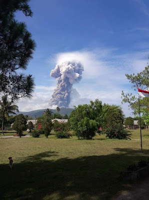 Gunung Soputan di Kabupaten Minahasa Tenggara Meletus