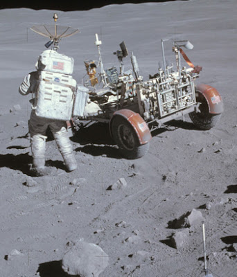 El astronauta Charles Duke durante el segundo paseo lunar de la misión Apollo 16, en la estación geológica nº4 (Imagen: NASA, as16-107-17446).