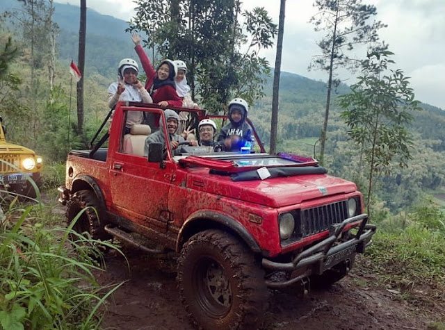 Offroad menggunakan mobil jeep. Sumber foto (https://www.instagram.com/mojosemiforestpark/)