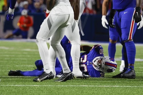 Escalofriante lesión de Dane Jackson, de los Bills, que tuvo que abandonar el campo en ambulancia