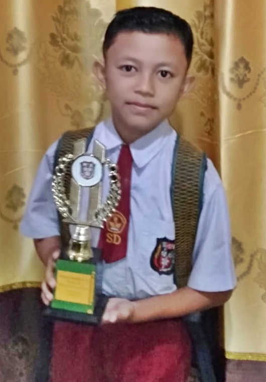 Rangking 2 di Sekolah, Aril Sangat Bahagia