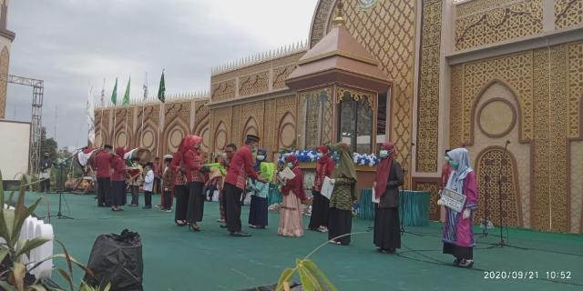 Kafilah dari Pontianak Malika Khaira Shadilah peserta kontingen kota Pontianak yang mengikuti cabang lomba cabang Tilawah golongan Tartil anak - anak putri sukses meraih juara pertama.