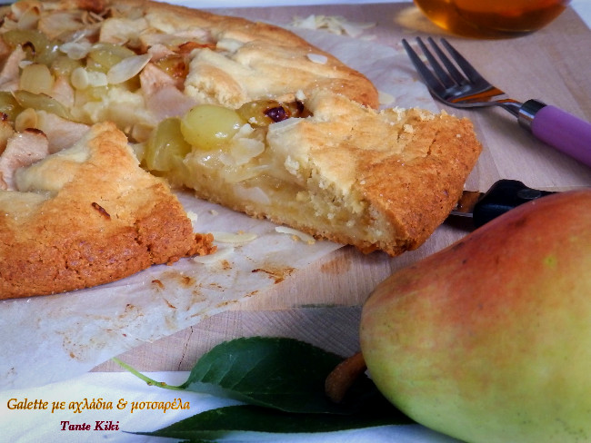 Γλυκιά galette με μοτσαρέλα, αχλάδια, σταφύλιακαι μέλι