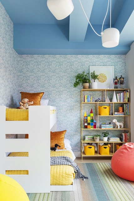 bilik tidur dengan rak mainan - bedroom with toy shelf
