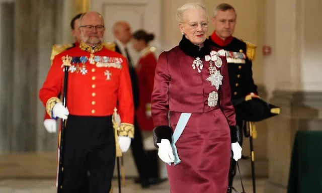 Princess Mary wore her Lasse Spangenberg outfit. Queen Margrethe wore a new outfit designed by the Association of Craftsmen