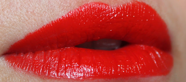 mac-lady-danger-swatch-lipstick-notino_hr