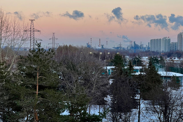 вид с Братеевского моста, парк 850-летия Москвы, Московский нефтеперерабатывающий завод