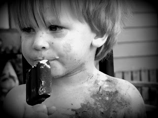 χαριτωμένο αγοράκι τρώει παγωτό