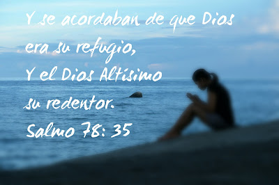 Pensativa en la playa con texto biblico