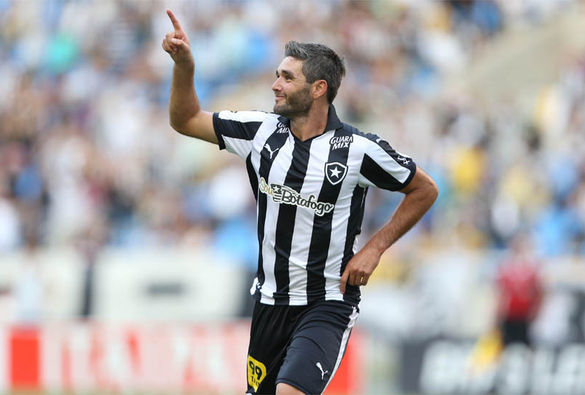 Botafogo goleia, chega aos 100 gols e continua no topo