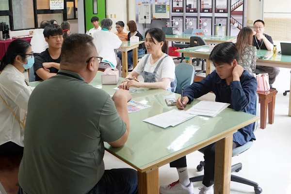 ▲大葉大學環安系師長熱情接待考生與家長。（記者林明佑翻攝）