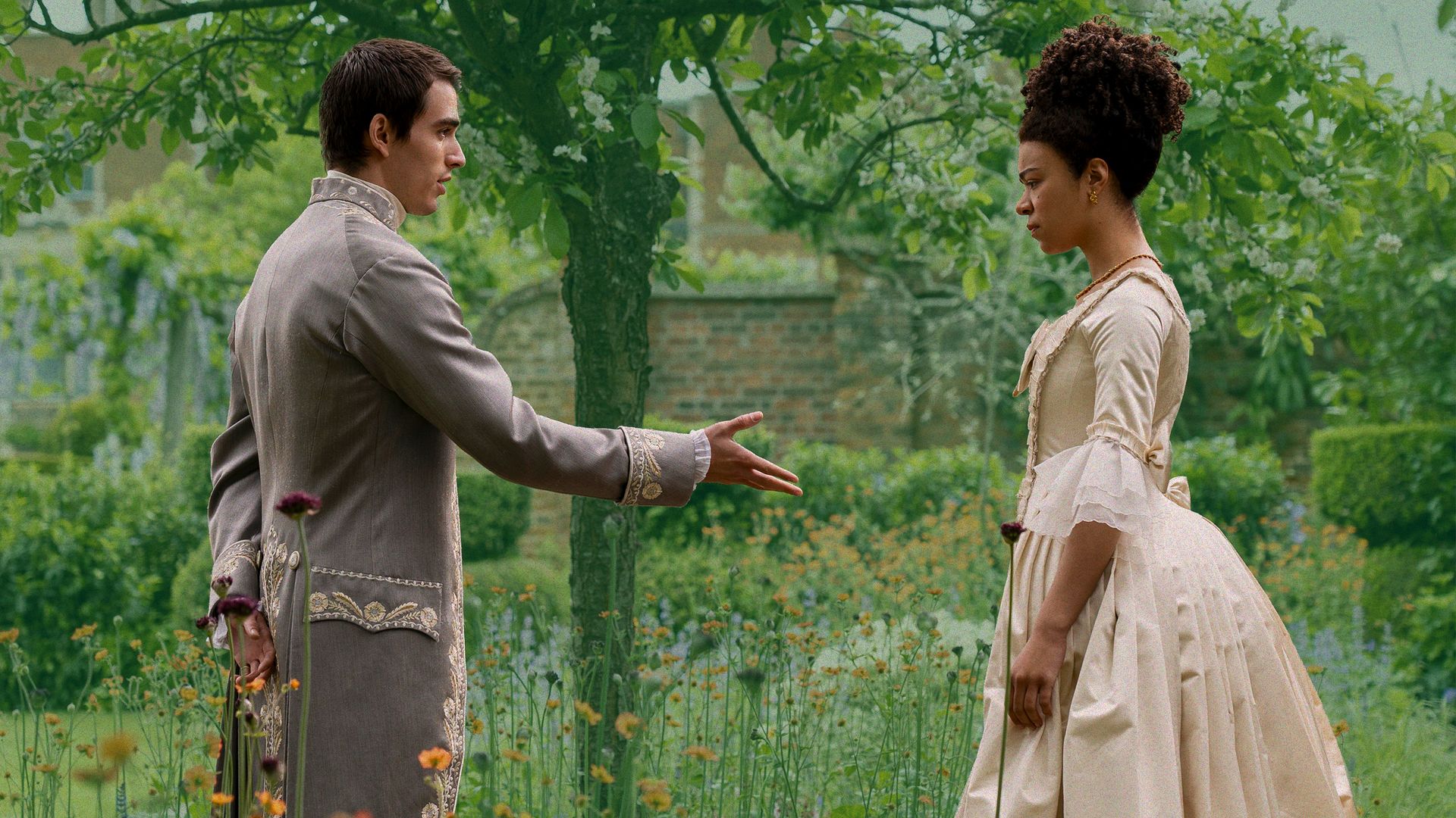 Queen Charlotte y Rey George III conocen en el jardín