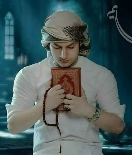 خلفية جميلة لشاب يحمل القرآن الكريم
