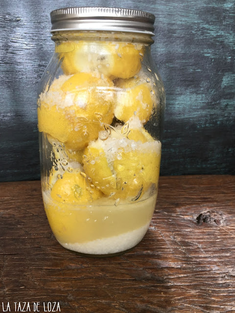 Frasco-de-vidrio-con-los-limones-fermentando