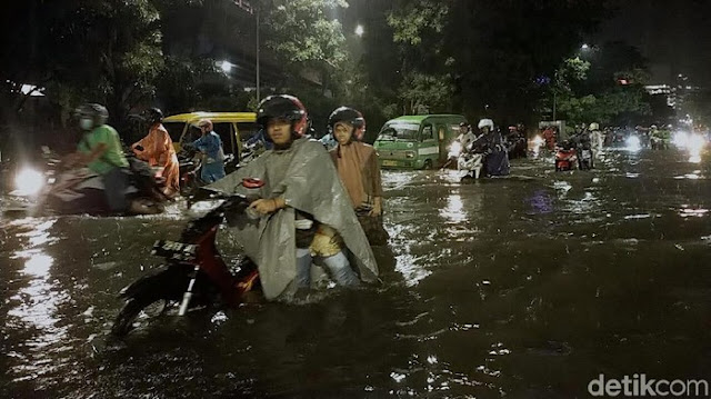 Cerita Biker Ngebet Pulang Nekat Terobos Banjir Berakhir Mogok
