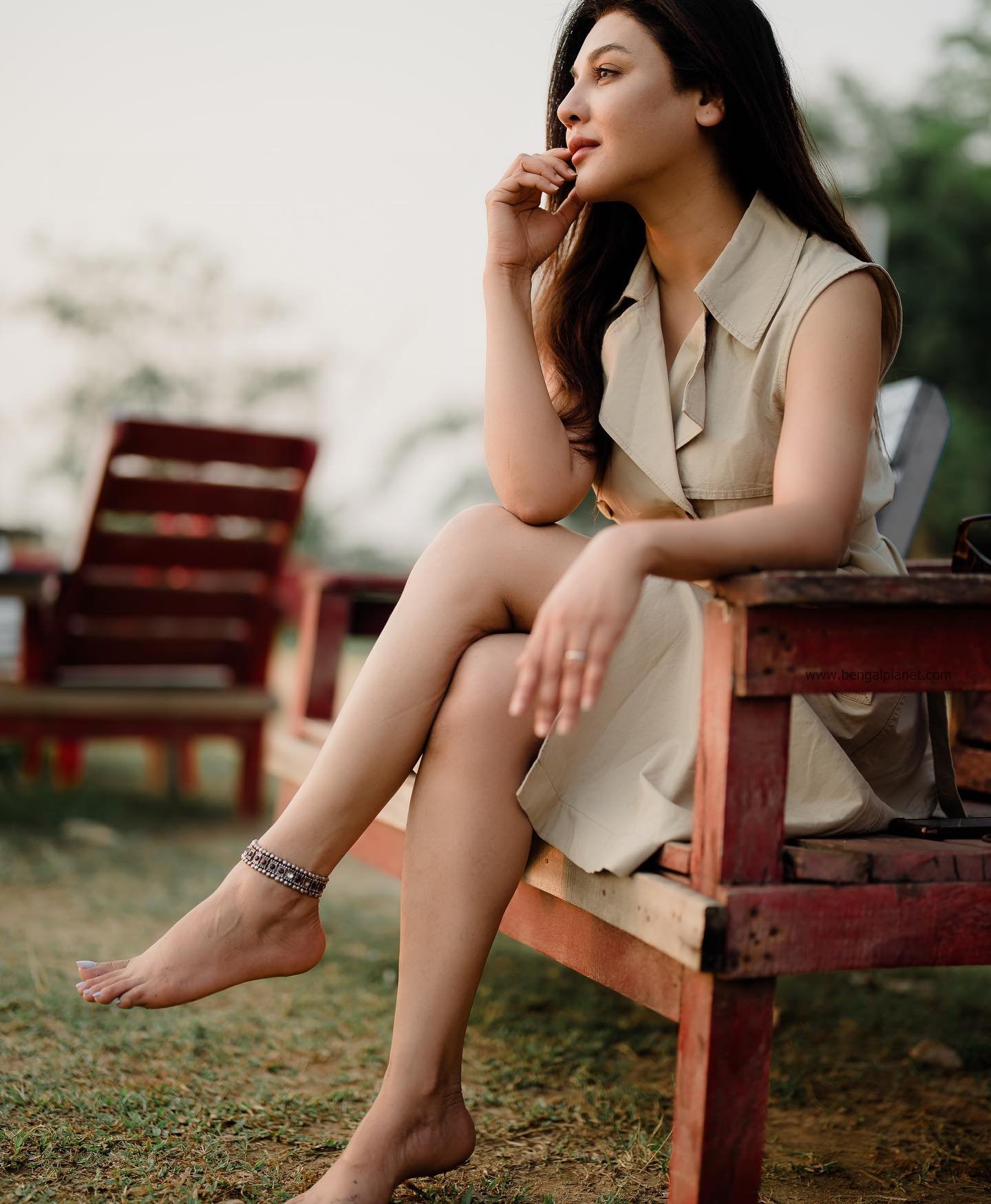 Actress-Jaya-Ahsan-stunning-photos-in-a-sleeveless-trench-coat-05-Bengalplanet.com