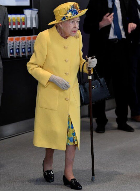 Queen Elizabeth wore a sunshine yellow double-wool crepe coat by Stewart Parvin, and a turquoise silk dress