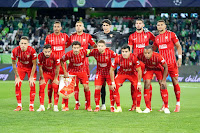 SEVILLA F. C. Temporada 2021-22. Fernando, Joan Jordán, Bono, Rafa Mir, Diego Carlos. Lucas Ocampos, Suso, Jesús Navas, Papu Gómez, Marcos Acuña, Jules Koundé. Vfl WOLFSBURG-FUßBALL 1 SEVILLA F. C. 1. 29/09/2021. 29/09/2021. Liga de Campeones de la UEFA: fase de grupos, Grupo G, jornada 2. Wolfsburgo, Alemania, Volkswagen Arena. GOLES: 1-0: 48’, Renato Steffen. 1-1: 87’, Ivan Rakitic, de penalti.