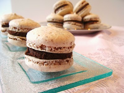 http://www.bakingandmistaking.com/2011/04/raspberry-almond-french-macaroons-with.html