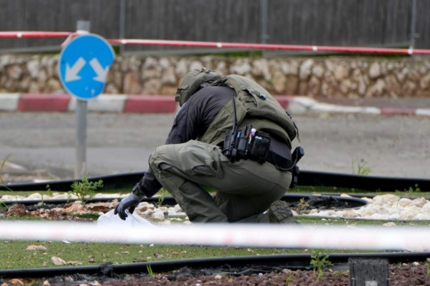Membro da polícia israelense e especialistas em explosivos inspecionam a cena depois que foguetes, lançados do sul do Líbano em direção a Israel, atingiram a cidade fronteiriça de Kiryat Shmona, ao norte de Israel | Foto: EFE/EPA/AYAL MARGOLIN ISRAEL OUT