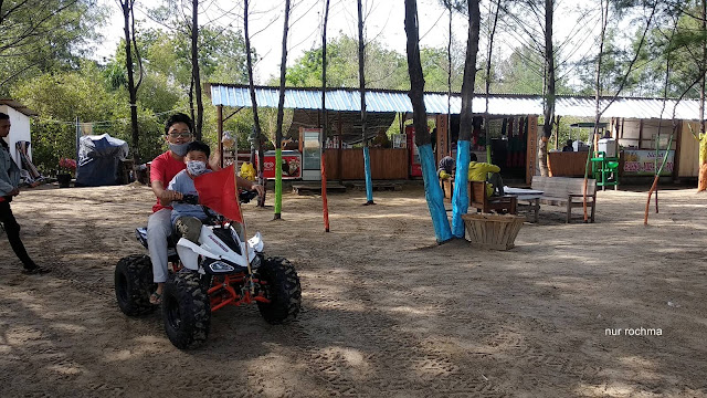 naik atv di pantai semilir