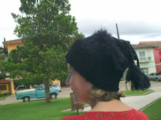 gorro/gola de trico na cor preta na cabeça de uma mulher
