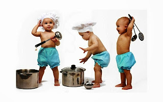Bayi-bayi lucu bermain masak-masakkan