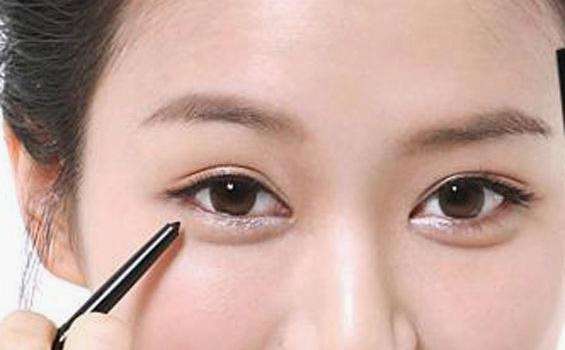 Cara Aman Memakai Pensil Eyeliner 