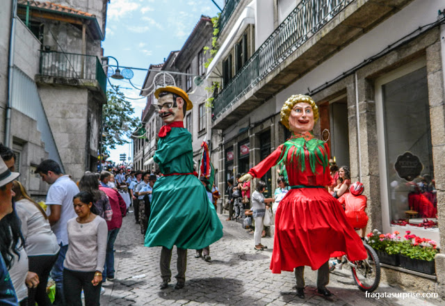 Bonecos gigantes desfilam na Festa de São Gonçalo, Amarante, Portugal