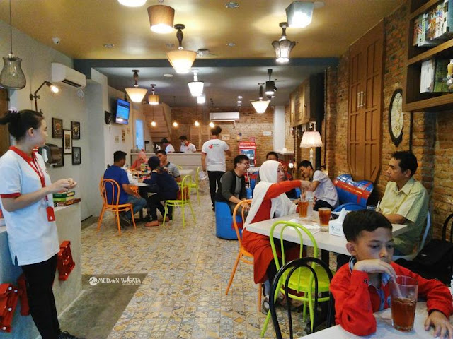 Kafe Terbalik : Tempat Foto Unik di Medan