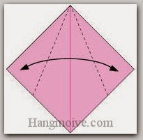 Bước 1: Gấp đôi tờ giấy lại để tạo nếp gấp, sau đó lại mở ra.