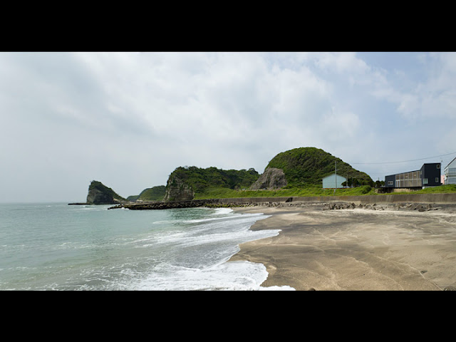 Seaside Boomerang, The Summer House With Facing The Pacific Ocean - Inspiring Modern Home