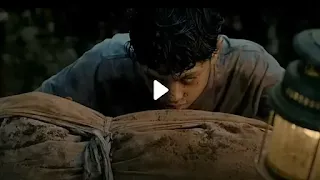 Adegan menegangkan karakter anak dalam film Waktu Maghrib Anak laki-laki menatap pocong dengan mata putih dalam adegan mencekam film Waktu Maghrib